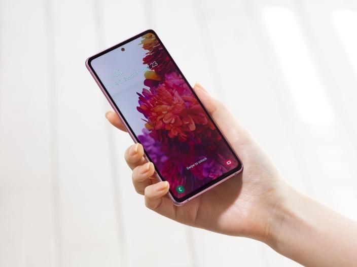 Pantalla Samsung con alto brillo visible incluso bajo la luz del sol