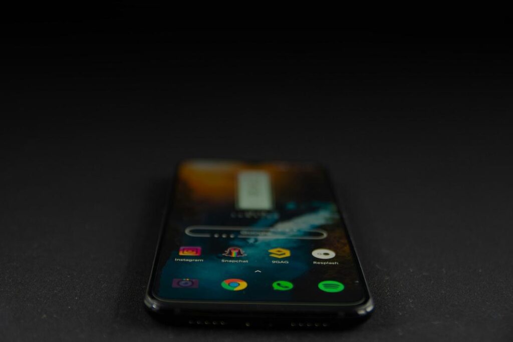 Pantalla AMOLED de Samsung mostrando colores vivos y negros profundos en comparación con otras tecnologías